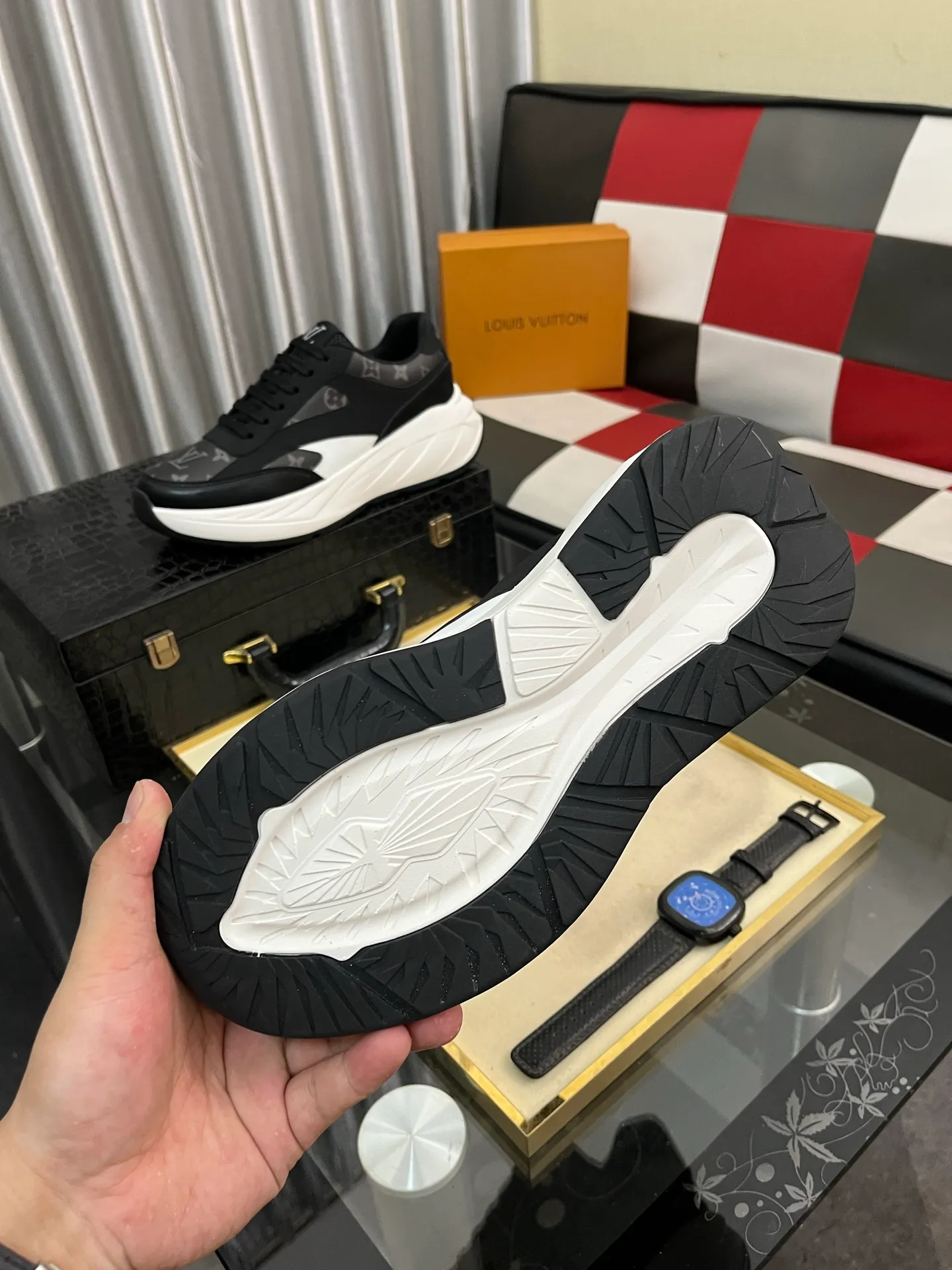 Men's shoes💰438⌚️⌚️《Louis vuitton/LV Louis Vuitton》original quality.~ Unique modern style sneakers. 🏃A must-have casual shoe for trendy men😍😍 Original brand imported from Italy, imported original leather, cowhide lining (refuses to discolor and grind feet) sole: original sole provided by the original factory, French lazy style design ⚠️Fit to the feet, original quality, super comfortable original sole. Code number: 38-442️⃣Colors available
